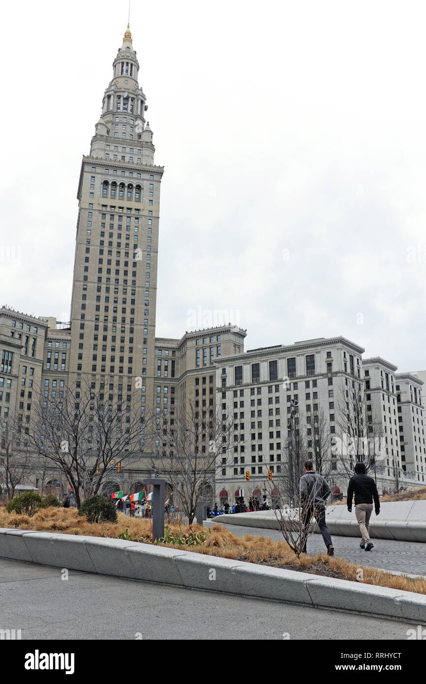 Deux hommes marchent sur la place publique en direction de l'emblématique Tower City Center, également connu sous le nom de terminal Tower, par un jour couvert d'hiver. Banque D'Images