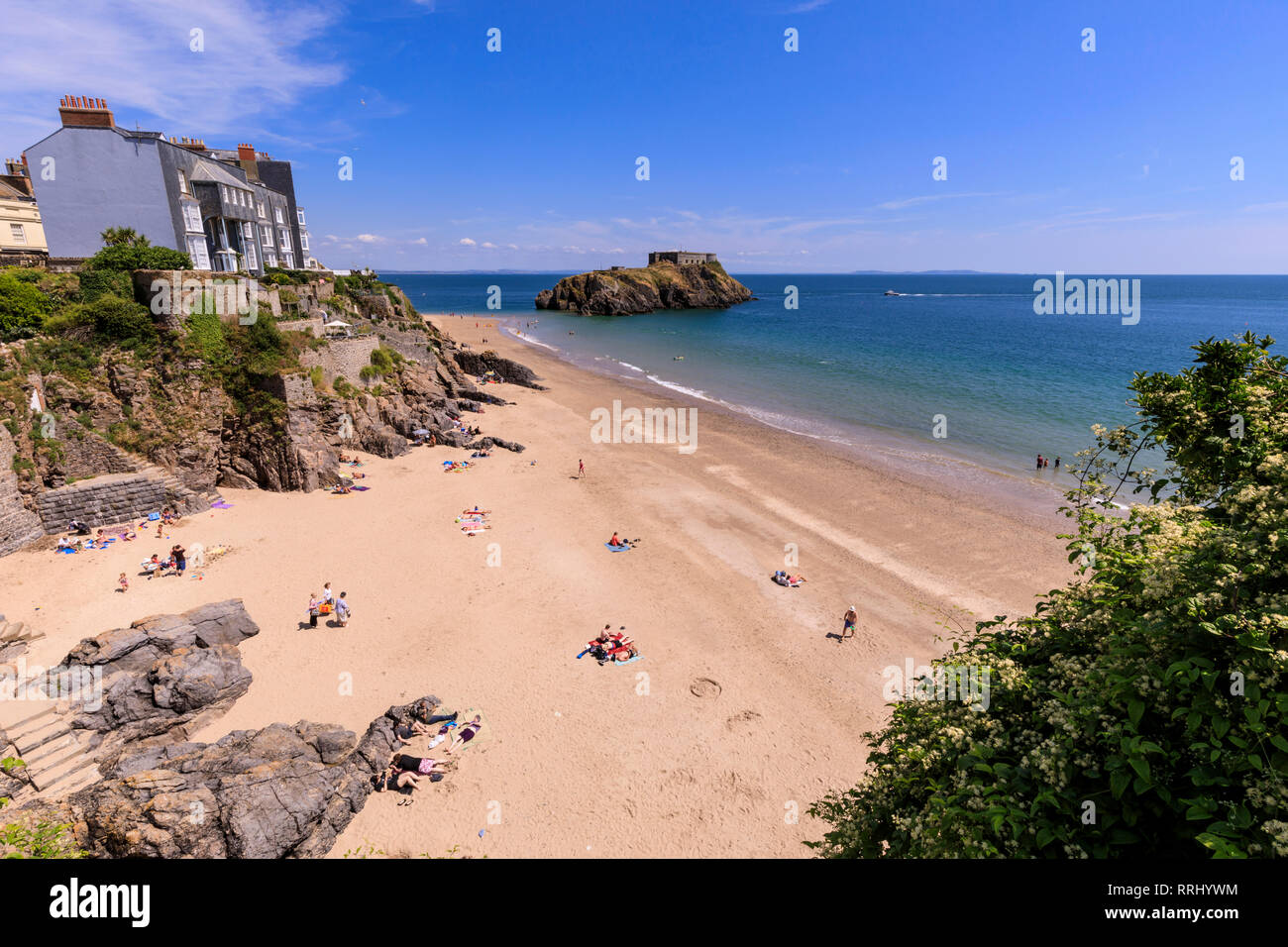 Château de St Catherine et Plage île, sur une journée ensoleillée en été, Tenby, Pembrokeshire, Pays de Galles, Royaume-Uni, Europe Banque D'Images
