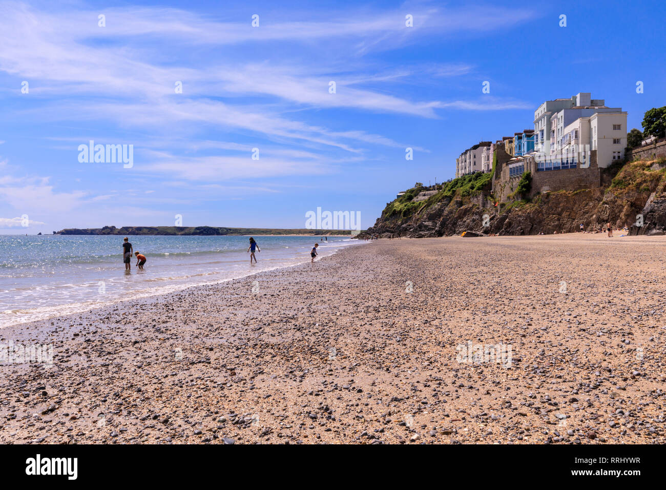 Castle Beach, pagayer dans la mer, sur une journée ensoleillée en été, Tenby, Pembrokeshire, Pays de Galles, Royaume-Uni, Europe Banque D'Images