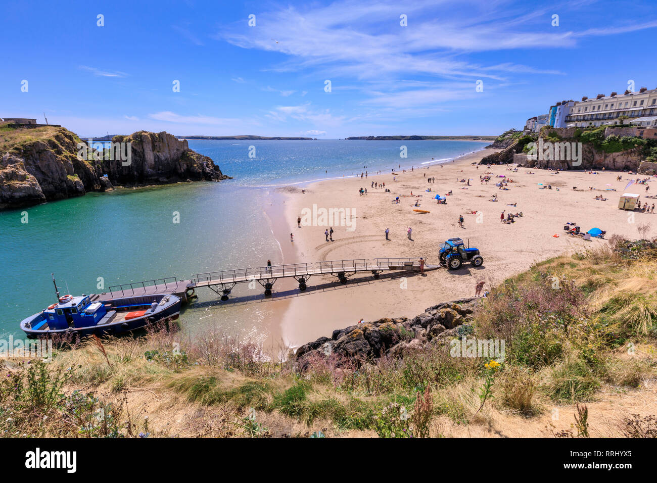 Bateau pour l'île de Caldey Château hors plage, lors d'une journée ensoleillée en été, Tenby, Pembrokeshire, Pays de Galles, Royaume-Uni, Europe Banque D'Images