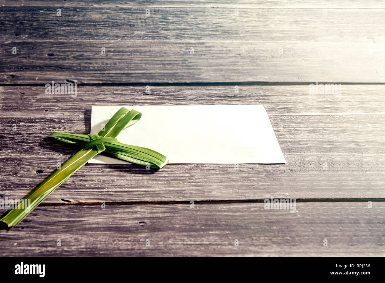 Croix de la feuille de palmier sur table en bois. Le dimanche des concept Banque D'Images