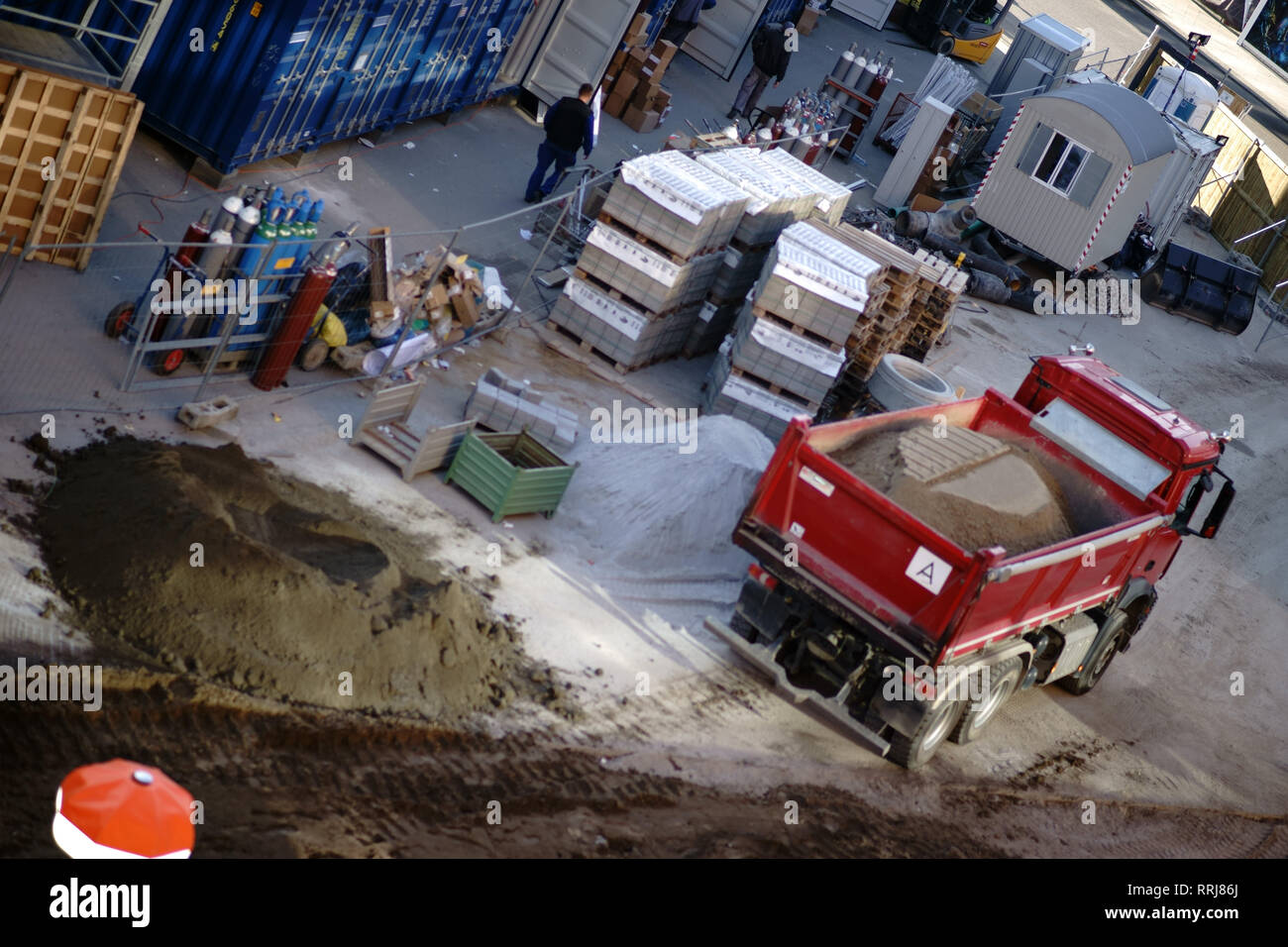 L'angle de vue sur un chantier de construction dans le centre ville de Berlin, avec des cailloux, les camions, les bouteilles de gaz et d'outils. Banque D'Images