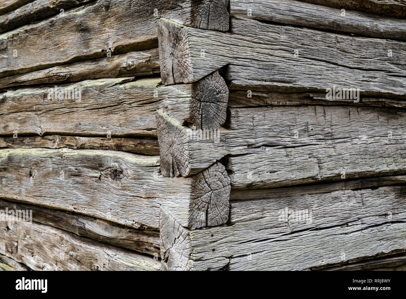 Aronde angle détails sur une vieille cabane en bois patiné Banque D'Images