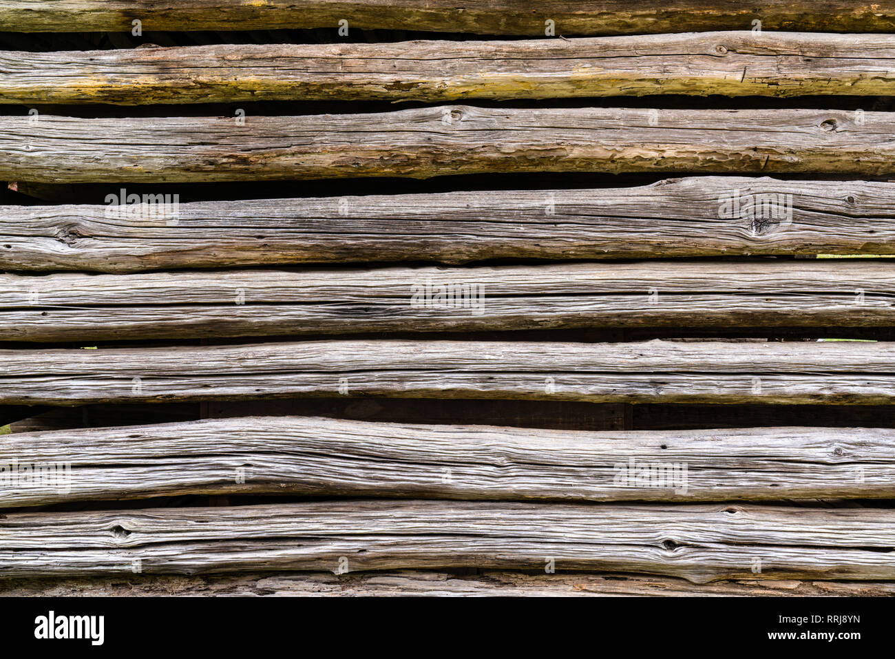 Old weathered log cabin exterior wall background Banque D'Images