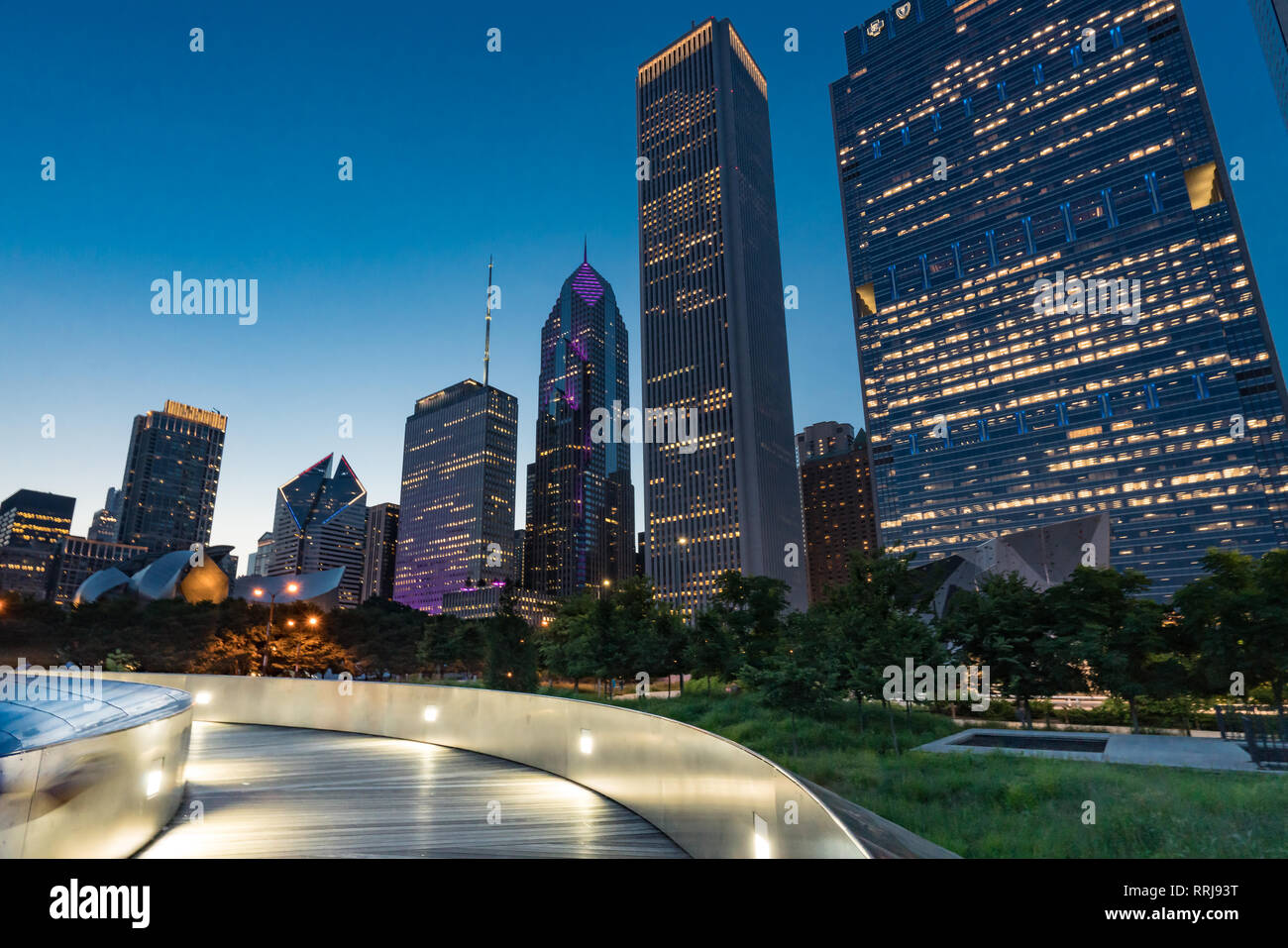 CHICAGO, ILLINOIS - 12 juillet 2018 : Chicago skyline de la passerelle BP qui relie le Parc du millénaire à Maggie Daley Park. Banque D'Images