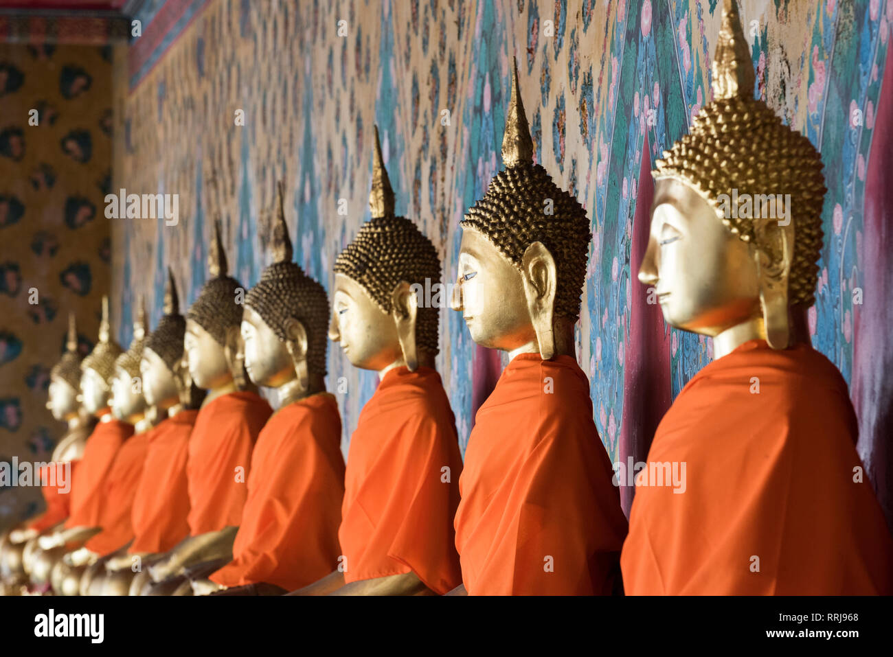 Statues de Bouddha assis dans une rangée à Wat Pho (Wat Phra Chetuphon) (Temple du Bouddha couché), Bangkok, Thaïlande, Asie du Sud-Est, Asie Banque D'Images