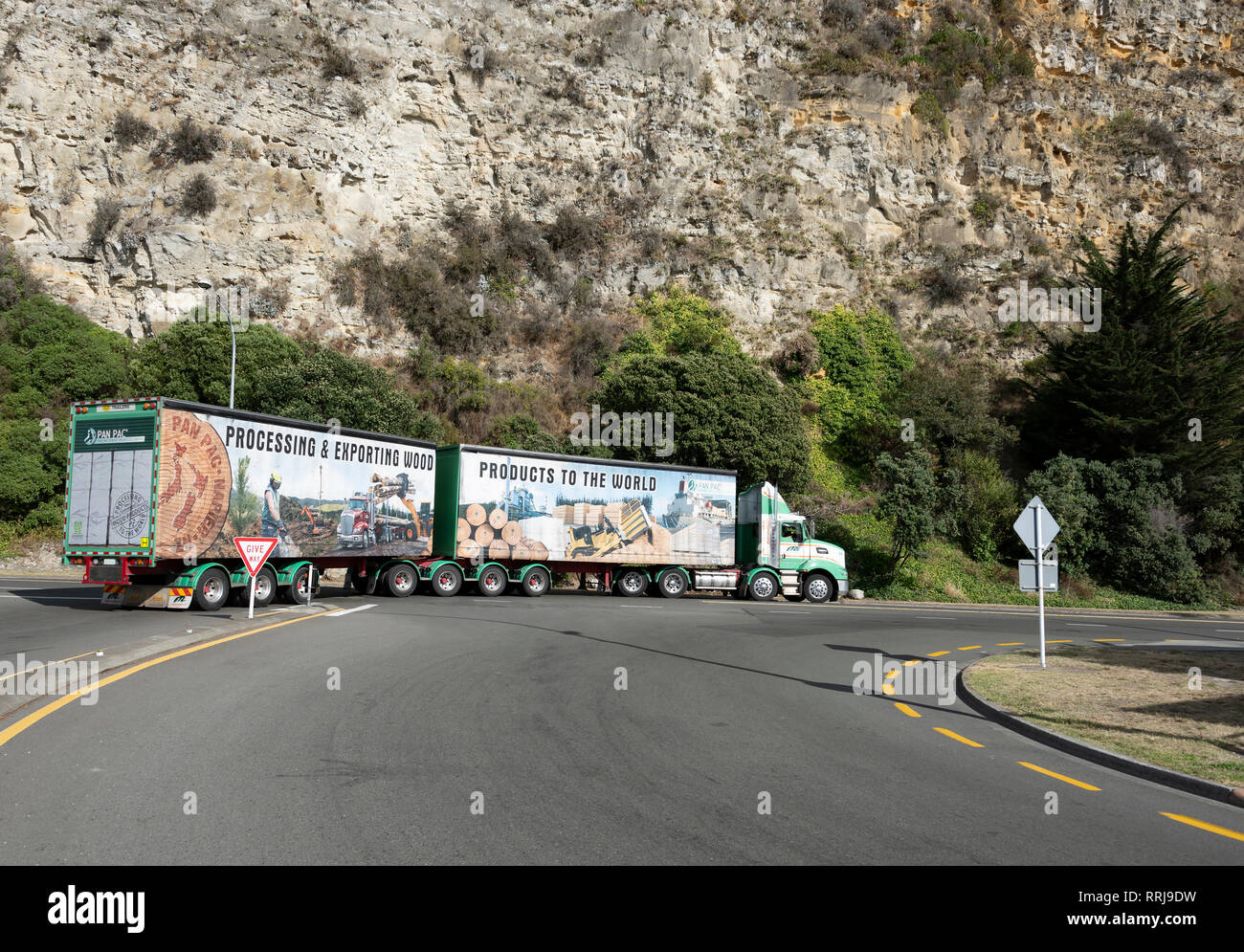 Camion de livraison des produits du bois, Napier, Nouvelle-Zélande. Banque D'Images
