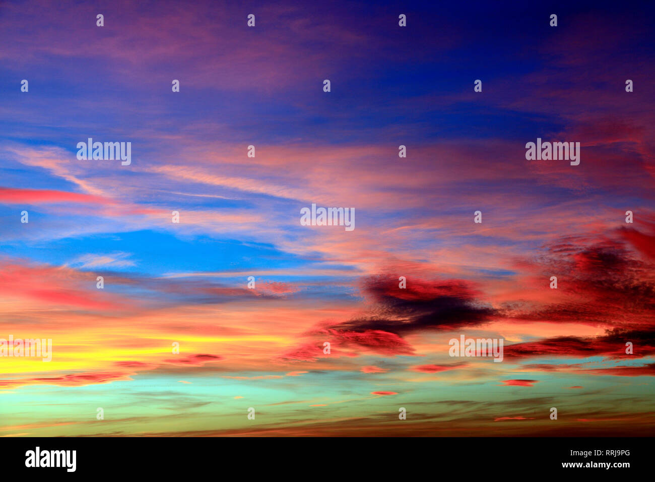 Ciel, beaucoup de couleurs, multicolore, rouge, rose, orange, bleu foncé, bleu clair, nuage, nuages, après le coucher du soleil, la formation Banque D'Images