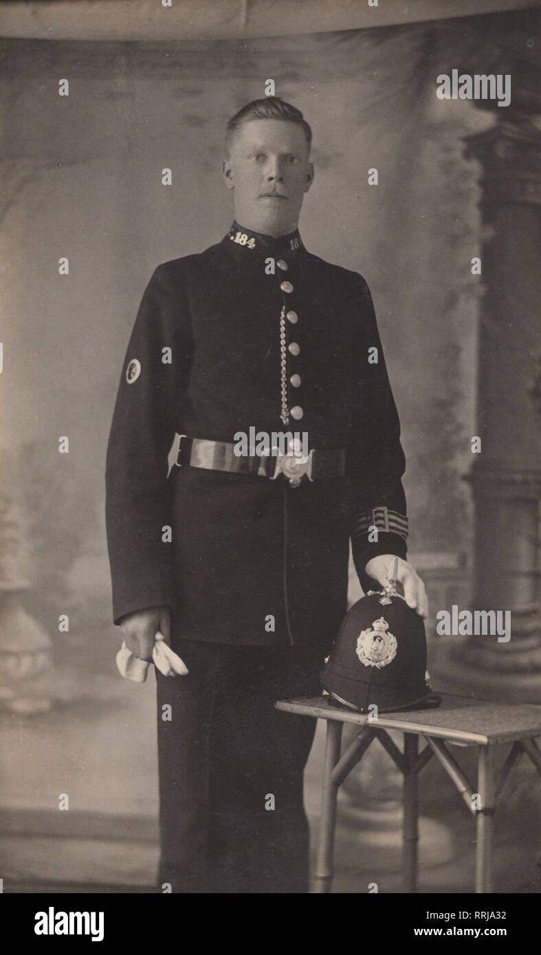 Studio Vintage Carte postale photographique d'un agent de police britannique. Collar Aucun C.184. Banque D'Images