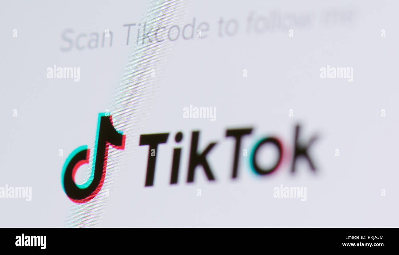 New York, USA - 25 février 2019 : code dans la pour tik tok amis sur écran de l'appareil pixelisées vue rapprochée Banque D'Images