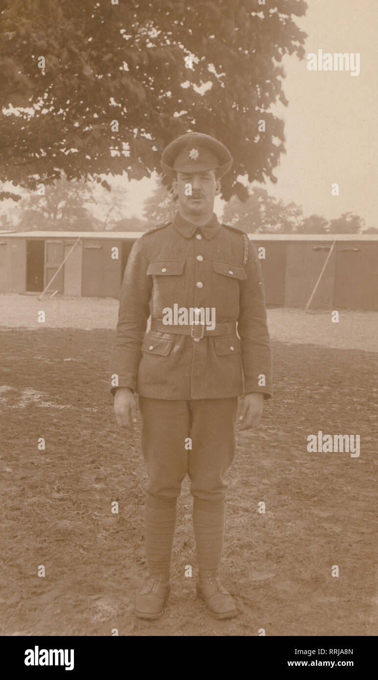 Vintage Carte postale photographique montrant un militaire britannique WW1 Soldat de l'Armée Service Corps. Banque D'Images