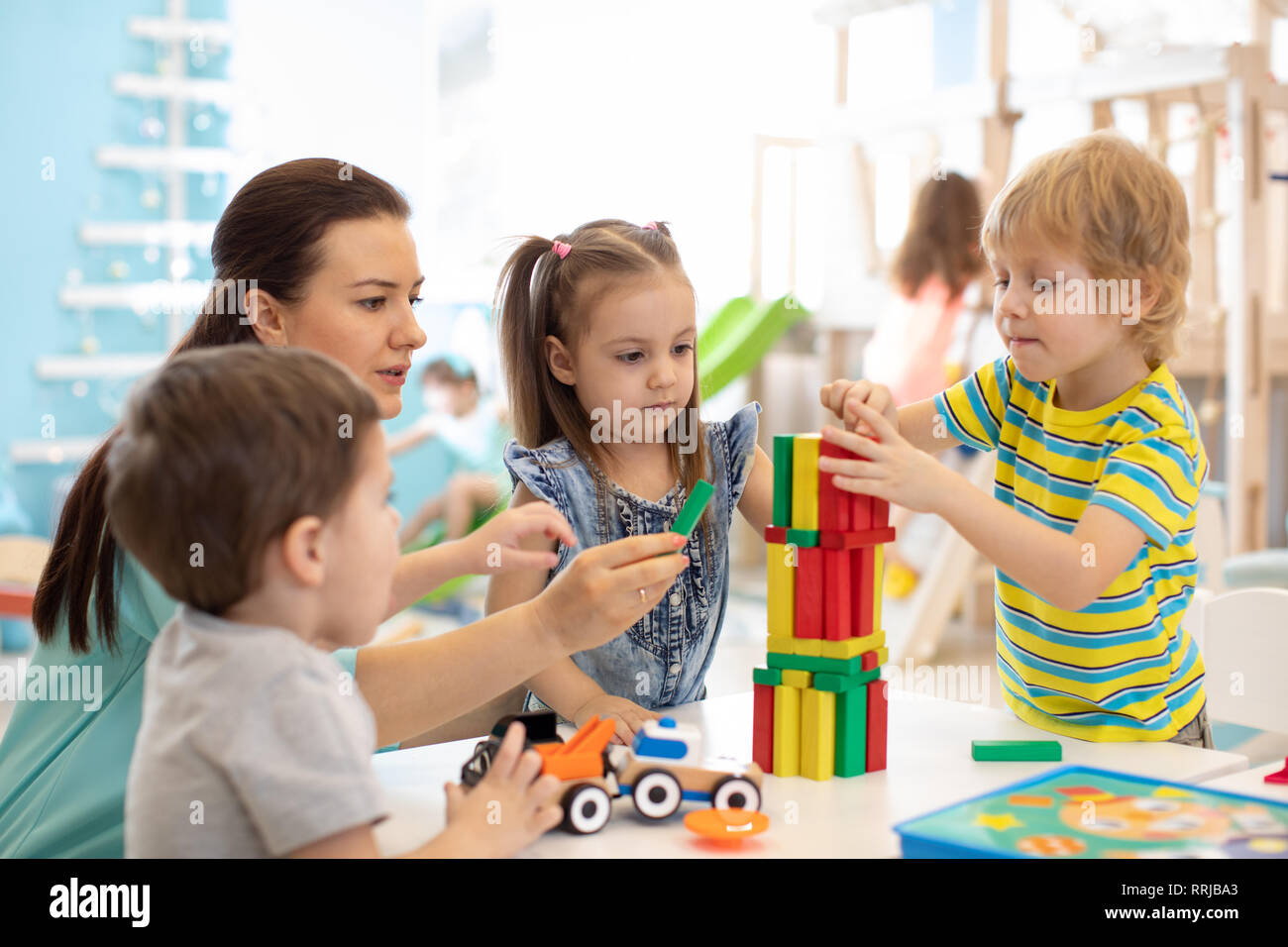Les enfants jouent avec des jouets à la maternelle ou à la maison Les enfants jouent avec des jouets à la maternelle ou à la maison