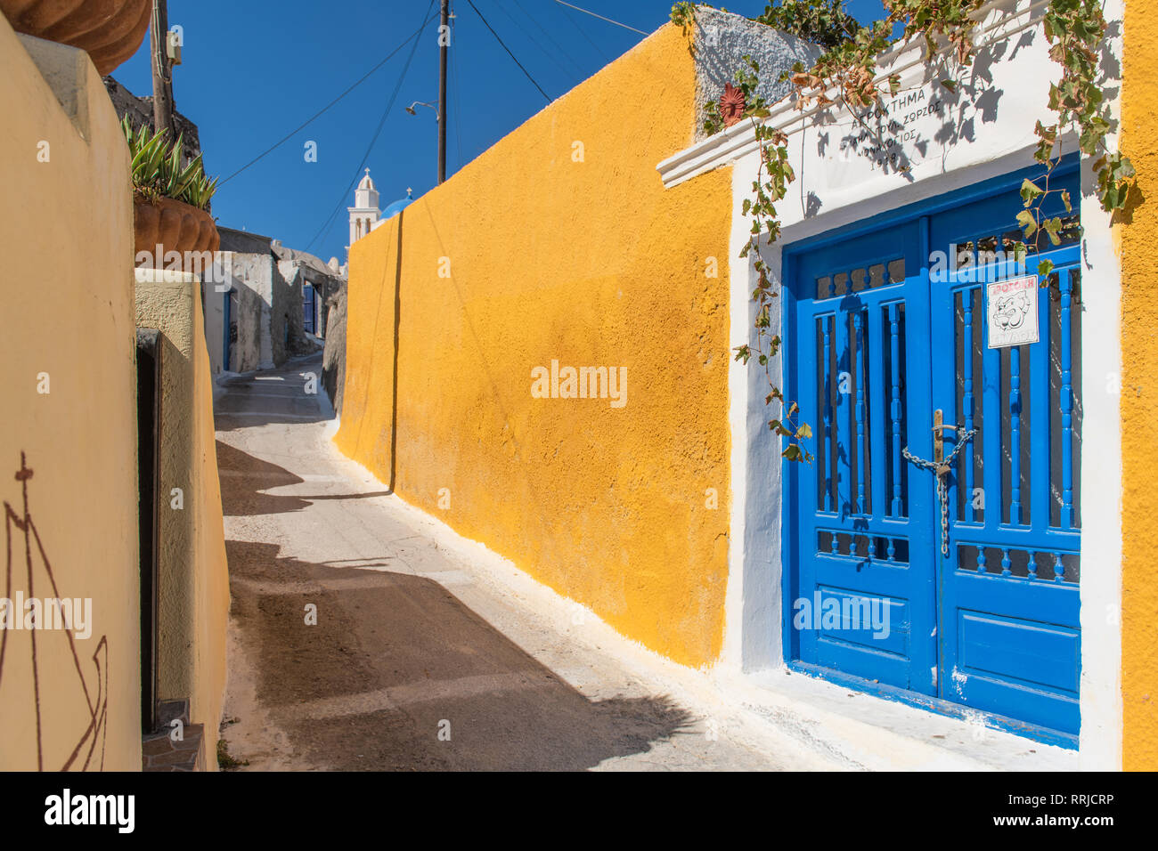 Scène de rue et portes bleues, Santorini, Cyclades, îles de la mer Egée, les îles grecques, Grèce, Europe Banque D'Images