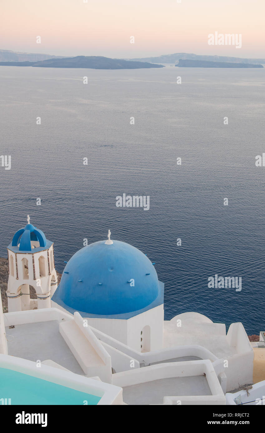 Oia au coucher du soleil de Santorin, Cyclades, îles de la mer Egée, les îles grecques, Grèce, Europe Banque D'Images