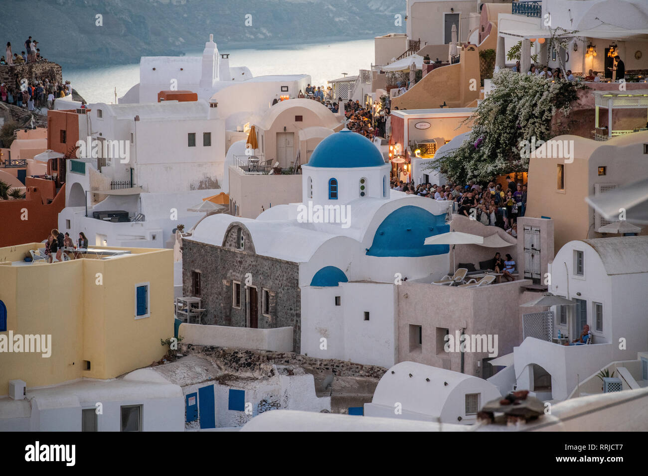 Oia au coucher du soleil de Santorin, Cyclades, îles de la mer Egée, les îles grecques, Grèce, Europe Banque D'Images