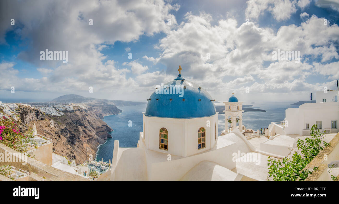 Les clochers de l'église à Imerovigli, Santorini, Cyclades, îles de la mer Egée, les îles grecques, Grèce, Europe Banque D'Images