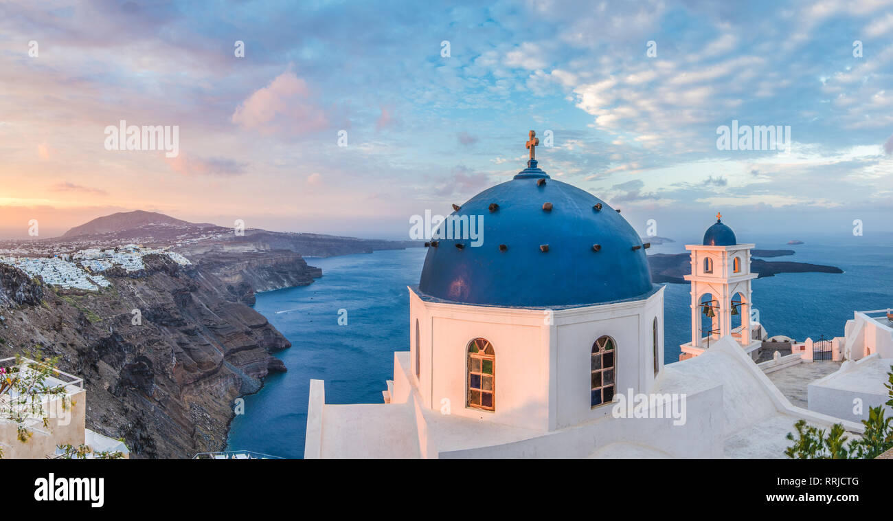 Lever du soleil sur l'Église à Imerovigli, à plus de de Fira et de la caldeira de Santorin, Santorini, Cyclades, Mer Égée, Grèce Banque D'Images