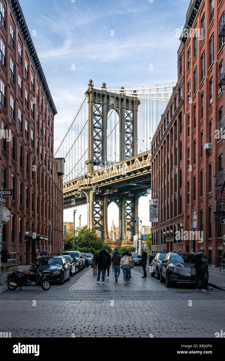 Pont de Manhattan avec l'Empire State Building à travers les arches, vu de Washington Street à Brooklyn, New York, États-Unis d'Amérique Banque D'Images