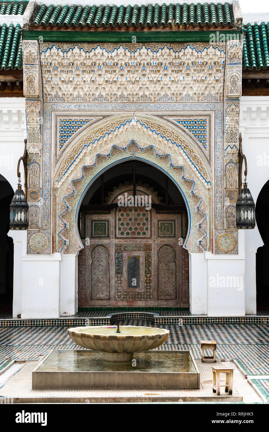 Porte sculptée monumentale et d'ablutions de la mosquée Karaouiyine, bassin, Fès Médina, UNESCO World Heritage Site, Maroc, Afrique du Nord, Afrique Banque D'Images