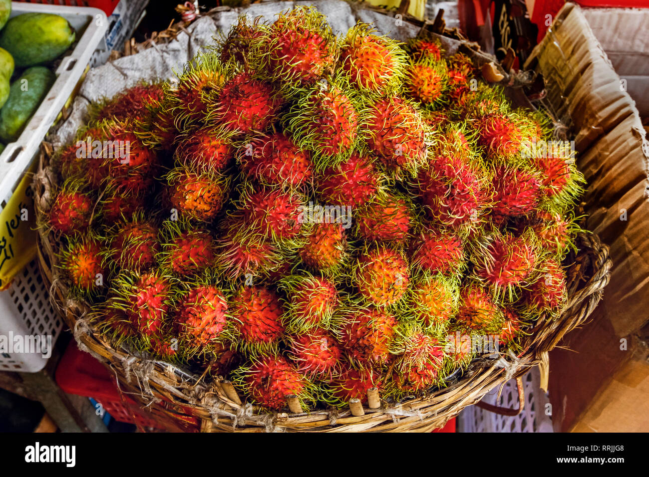 Ramboutans, un fruit tropical populaire nommé d'après le mot malais pour velues, Marché Central, centre-ville, Phnom Penh, Cambodge, Indochine Banque D'Images