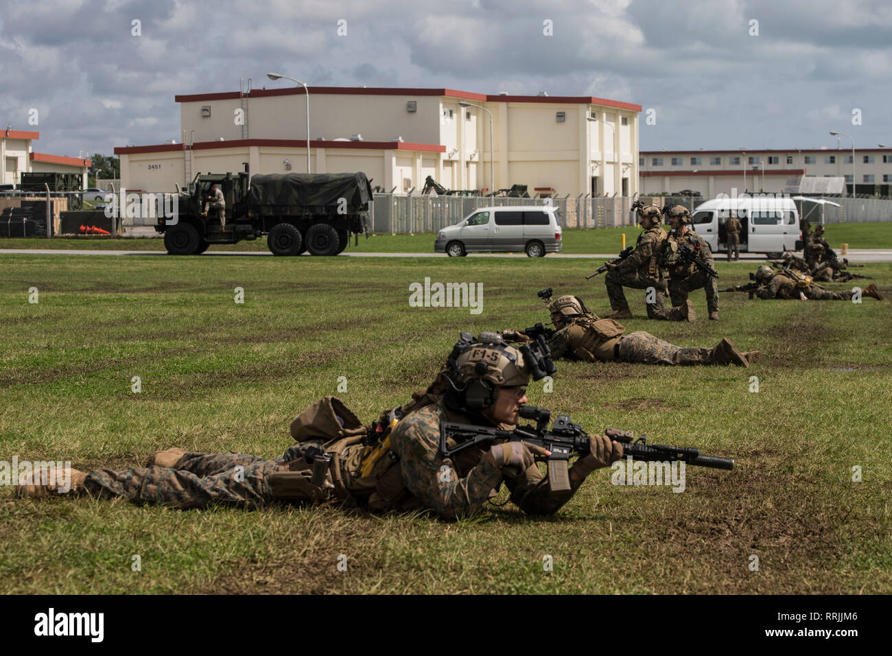 Marines avec la 31e Marine Expeditionary Force maritime de l'Unité de sécurité raid après raid pendant une simulation au Camp Hansen, Okinawa, Japon, le 25 février 2019. La 31e MEU, dans un exercice de commandement et de contrôle, est en train d'achever les opérations de découpage à travers une large bande de la région indo-pacifique comprenant au moins quatre emplacements géographiques - Okinawa, Japon ; à bord du navire de débarquement dock USS Ashland (LSD 48) dans la mer de Chine du Sud ; à bord du quai de transport amphibie USS Green Bay (LPD 20) dans le golfe de Thaïlande ; et d'autres lieux inconnus. C'est la première fois qu'une expédition maritime Banque D'Images