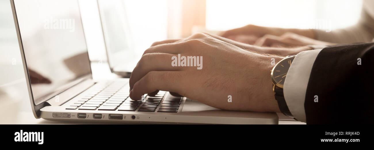 Les hommes d'image horizontale de la saisie sur ordinateur et clavier mains libre Banque D'Images