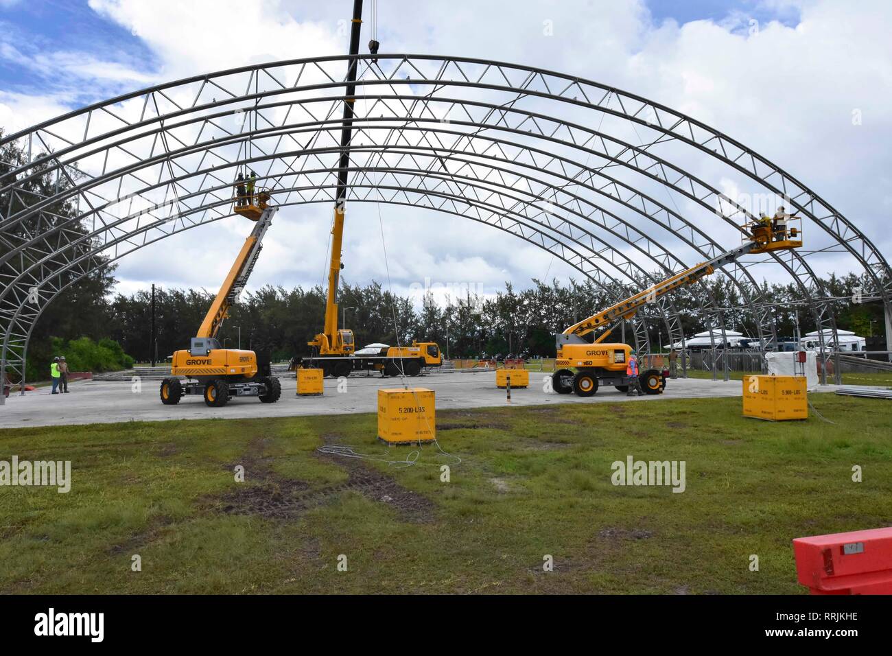 190223-N-TX939-1042 Diego Garcia, territoire britannique de l'Océan Indien (fév. 22, 2019) attribué à Seabees Mobile Naval Construction Battalion (NMCB) 3, Det. Diego Garcia installer des fermes et traverses pour une tension de toile structure. NMCB-3 est l'avant déployés dans toute la région indo-pacifique et les Etats-Unis prêts à soutenir des opérations de combat majeures, le théâtre de la sécurité, de l'aide humanitaire et des opérations de secours. Fournir des Seabees mécanique générale et le soutien civil à Marine, Marine Corps et opérationnel interarmées des forces partout au monde. (U.S. Photo par Marine métallo du 2e classe Karisha Delrosario Banque D'Images