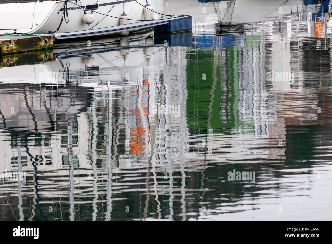 Reflets dans la mer, sur une journée calme. À partir de l'un des ports de plaisance à Bergen, Norvège Banque D'Images