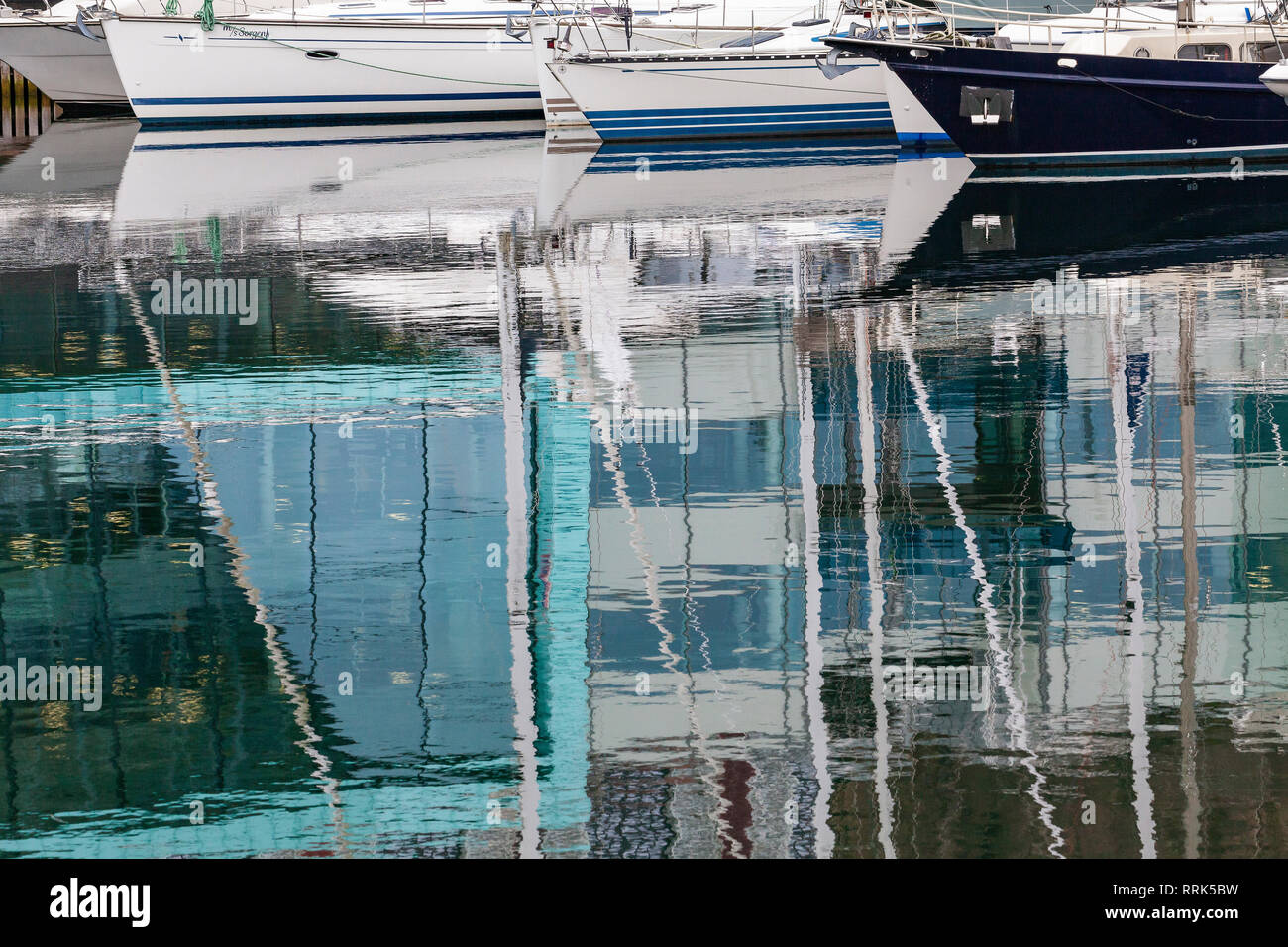 Reflets dans la mer, sur une journée calme. À partir de l'un des ports de plaisance à Bergen, Norvège Banque D'Images