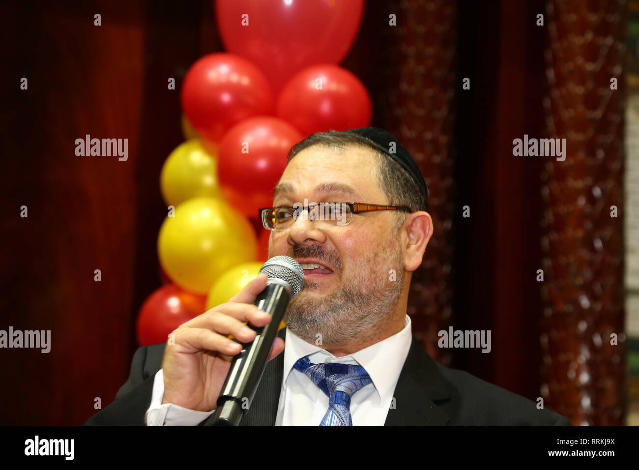 New York, United States. Feb 24, 2019. Ohr Natan directeur, le Rabbin Nahud adresses Kaziev public. Congrégation Ohr Natan de Rego Park, Queens, a célébré le 20e anniversaire de sa publication en langue russe, Noble, la plus importante publication Mizrahi aux États-Unis, avec des discours et des divertissements du quartier général de la communauté Queens Boulevard. Parmi les partisans étaient présents représentant au Congrès américain Grace Meng, et Linda Spiegel du Margaret Tietz Nursing & Rehabilitation Centre, à Forest Hills. Credit : Andy Katz/Pacific Press/Alamy Live News Banque D'Images