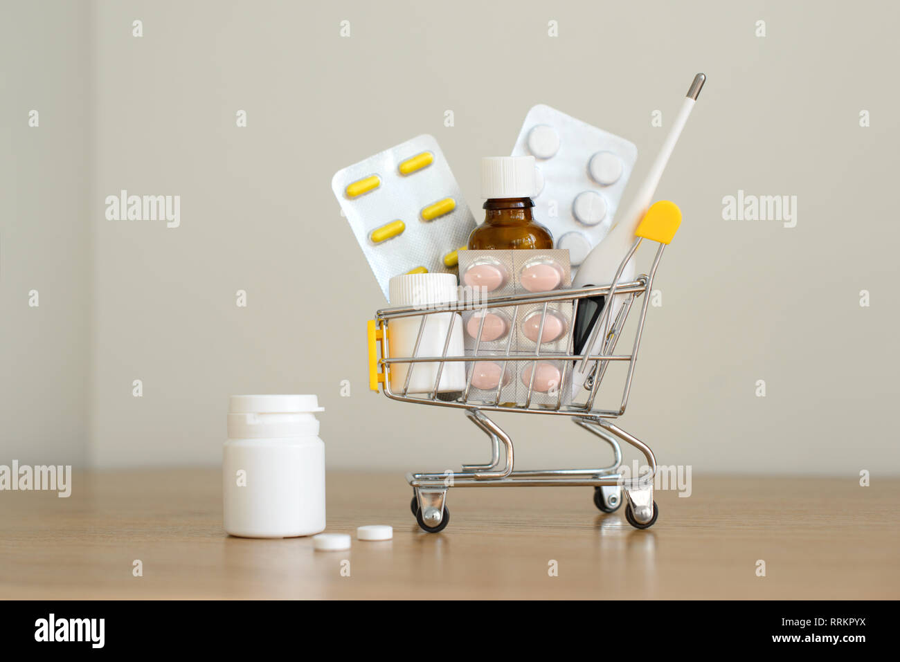 Panier jouet avec des médicaments : pilules, blisters, flacons, thermomètre médical défini. Les soins de santé et la médecine. Banque D'Images