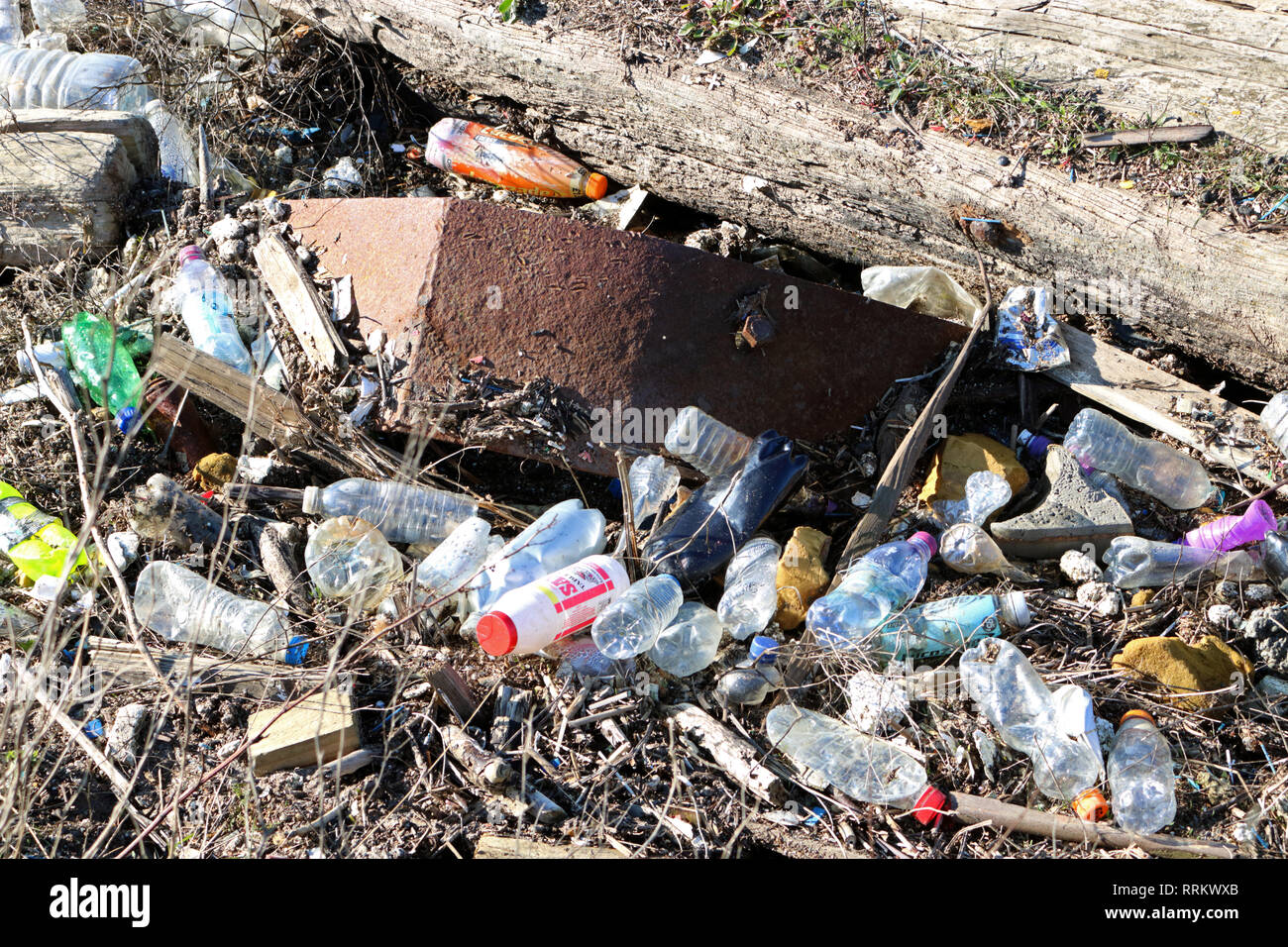 Les bouteilles plastiques sont rejetés sur la marée haute à Cliffe sur l''estuaire de la Tamise Kent. Banque D'Images