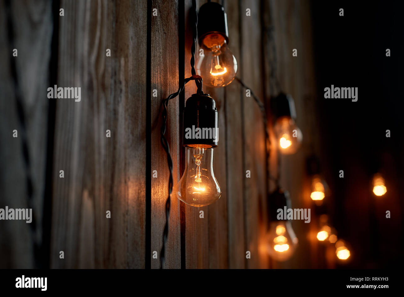 L'ampoule d'Edison accroché à un long fil. Lumière jaune chaud  confortable.Retro Photo Stock - Alamy