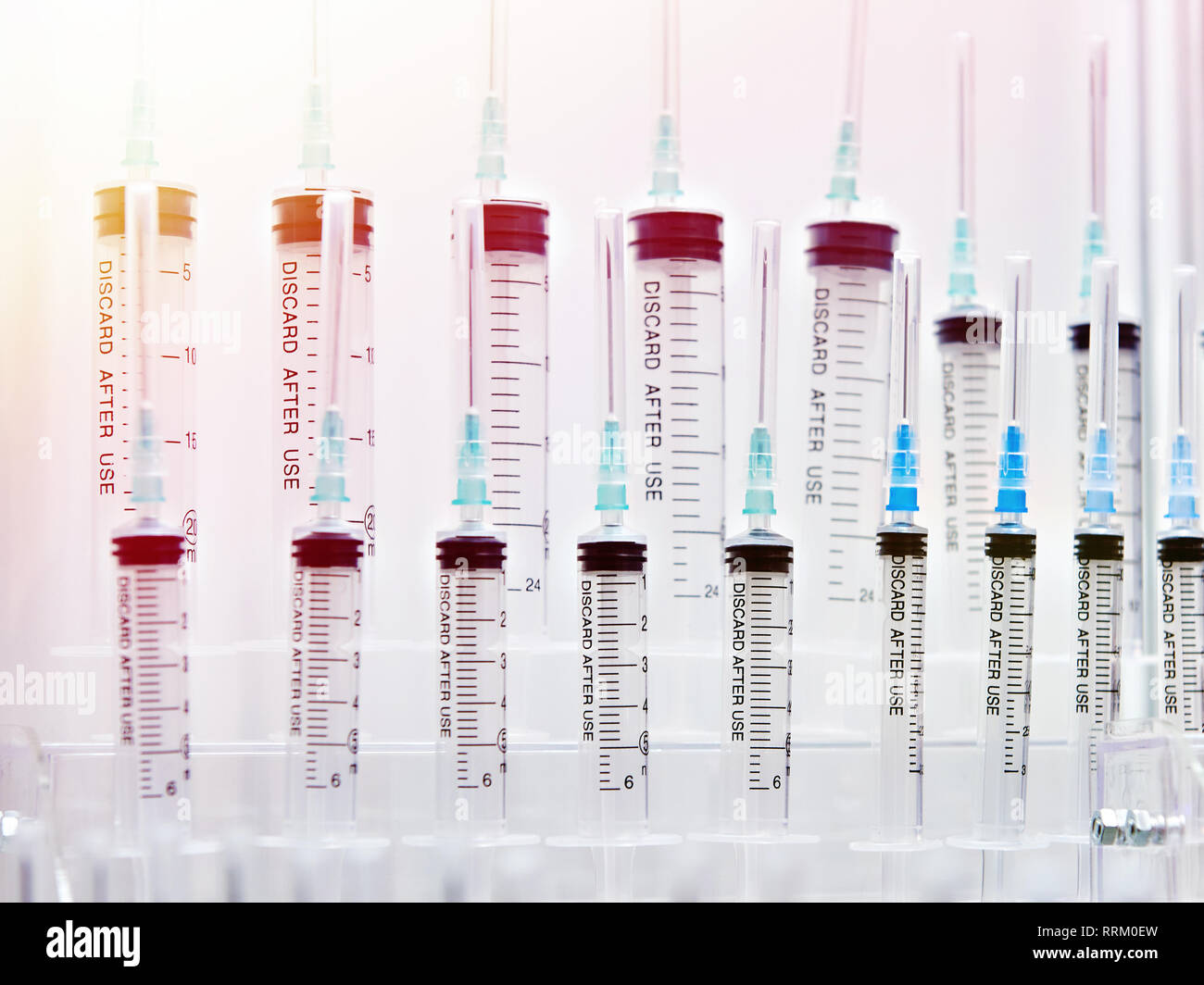 Les seringues médicales de différents volumes Banque D'Images