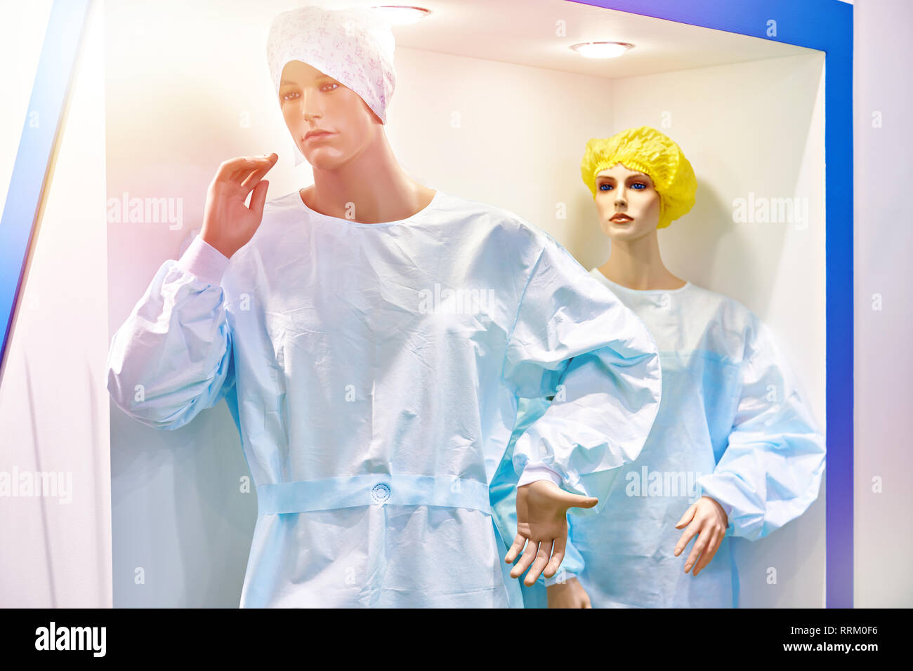 Les Mannequins homme et femme en blouse de chirurgien en magasin Banque D'Images