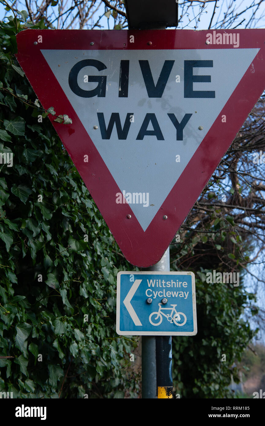 Un panneau indiquant de quel côté de la piste cyclable du Wiltshire. Banque D'Images