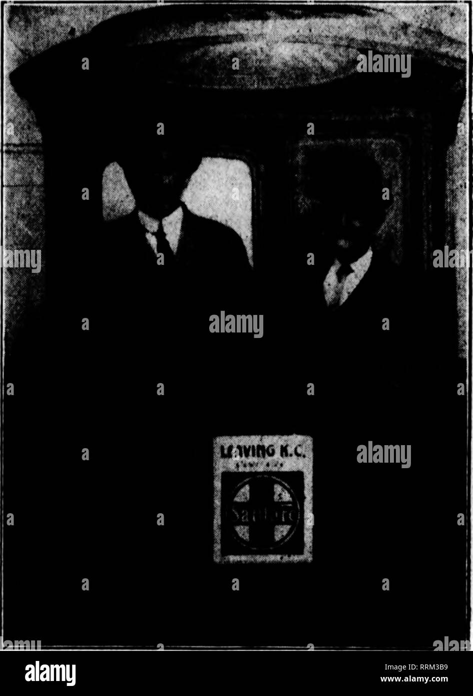 . Les fleuristes [microforme] examen. La floriculture. Arnold Ringier et Sam Murray. qui construit l'une des cinq plus grandes maisons ing pack* dans le monde. George W. Potter. George W. Potter, 34 ans, frère de W. Q. Potter, commerce de gros flo- rist, au 421 rue Haute, Cleveland, a été, avec sa famille, frappé par une voiture électrique et tué le 27 juillet. Dans un passage particulièrement dangereux l'automobile contenant Monsieur Potter, sa femme, et deux fils, George W. Pot- ter, Jr., 2 ans, et Donald Potter, âgé de 4 mois, a été frappé par un intar- voiture urbaine fonctionnant à grande vitesse. Tous ont été lancés à partir de Banque D'Images