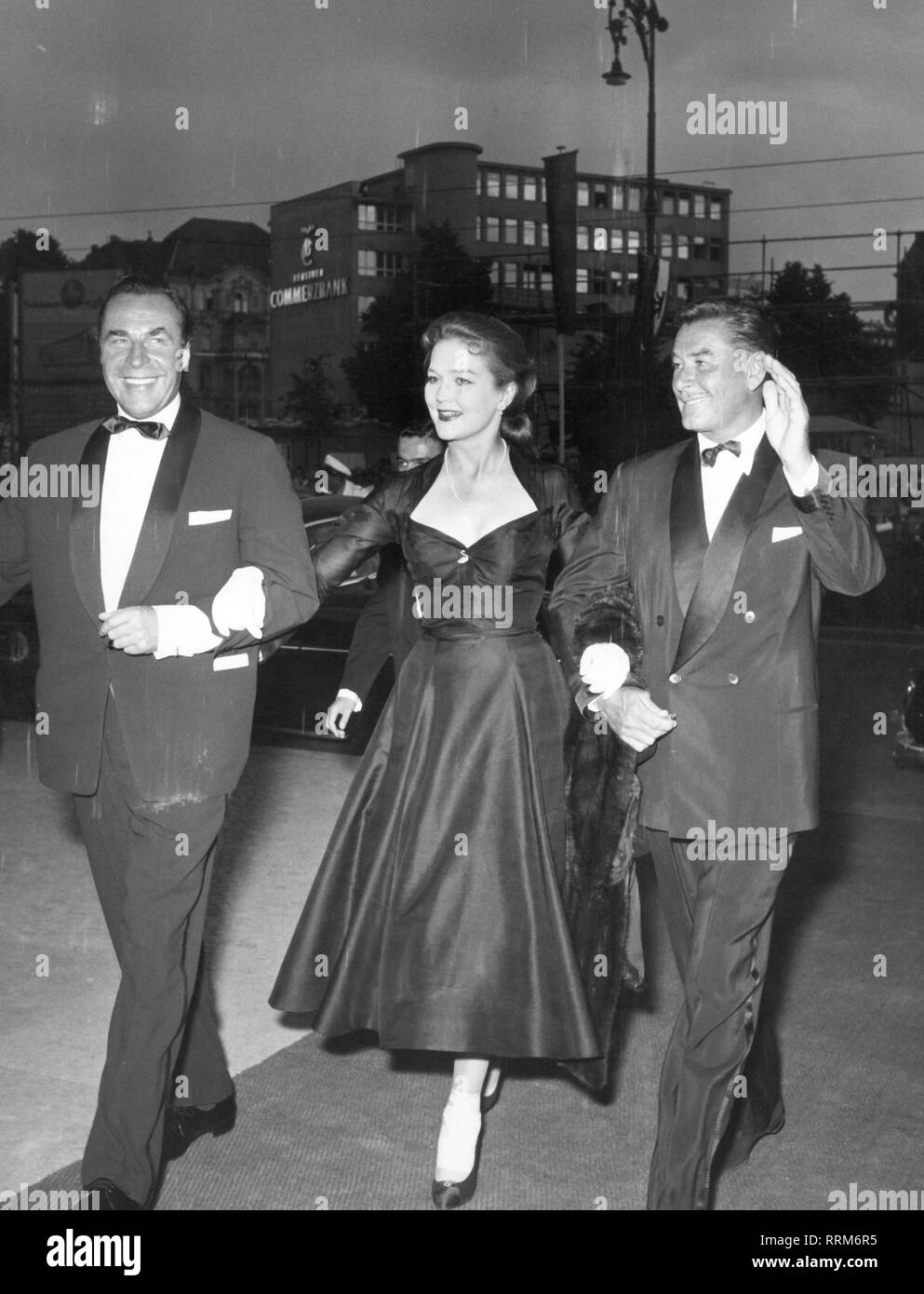 Flynn, Errol, 20.6.1909 - 14.10.1959, acteur américain, demi-longueur, avec femme Patrice Wymore, Wolfgang Lukschy, pendant le Festival de Berlin, Berlin, juin 1957, Additional-Rights Clearance-Info-Not-Available- Banque D'Images