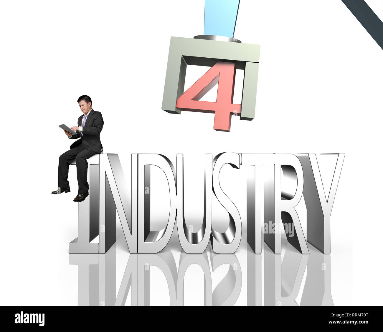 Concept de l'industrie 4.0. Homme assis sur le texte 3D de l'industrie 4.0, à l'aide de tablet pour contrôler le bras du robot, isolé sur blanc. Banque D'Images