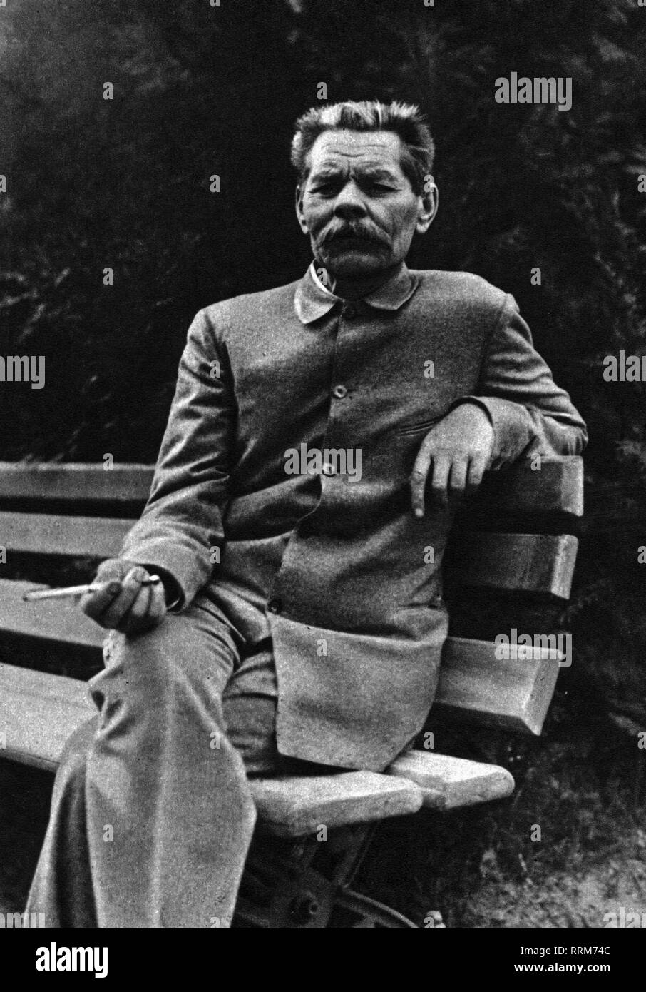 Gorky, Maxim, 28.3.1868 - 18.6.1936, l'auteur russe / écrivain, demi-longueur, sur un banc de parc dans le jardin de la datcha dans Morosov, vers 1928, Additional-Rights Clearance-Info-Not-Available- Banque D'Images