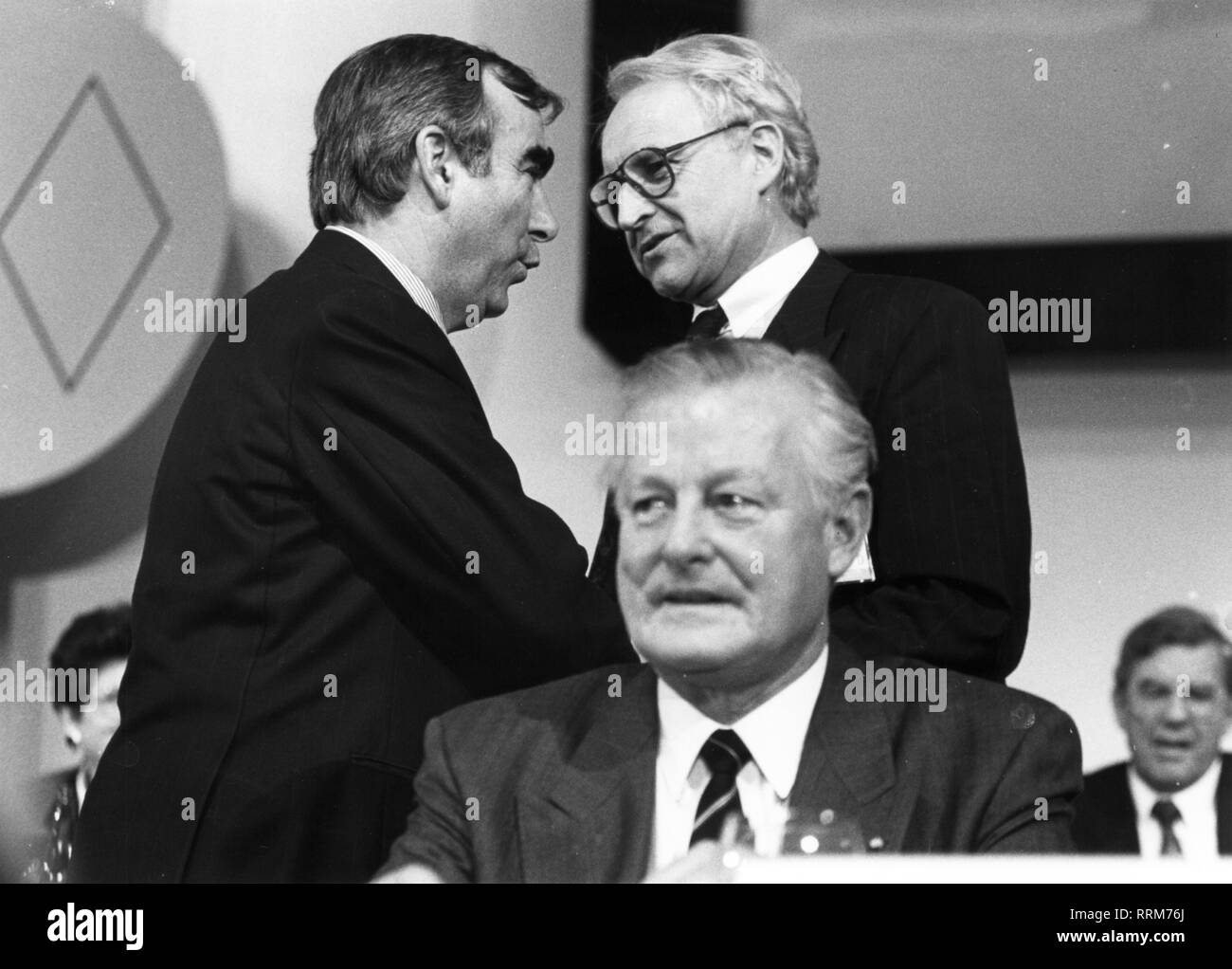 Theo Waigel, '', * 22.4.1939, homme politique allemand (Union chrétienne-sociale), Ministre fédéral des Finances, 21.4.1989 - 26.10.1998, demi-longueur, avec Edmund Stoiber et Max Streibl, 1992 Additional-Rights Clearance-Info,--Not-Available Banque D'Images