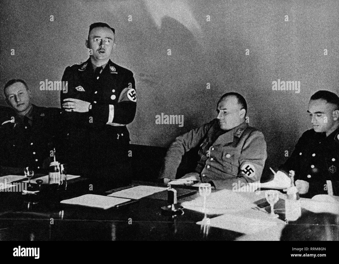 Himmler, Heinrich, 7.10.1900 - 23.5.1945, homme politique allemand (NSDAP), demi-longueur, avec Reinhard Heydrich, Hans Frank, Werner Best, la prestation de discours devant le comité pour le droit de la police, de l'Académie de droit allemand, Berlin, 11.10.1936, Additional-Rights Clearance-Info-Not-Available- Banque D'Images