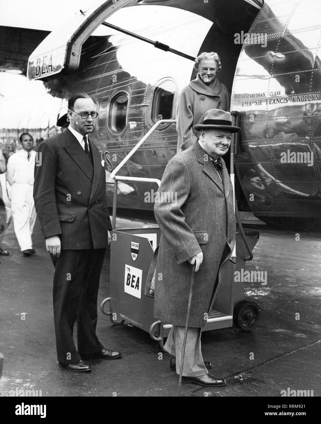 Churchill, Winston, 30.11.1874 - 24.1.1965, politicien britannique (Cons.), premier ministre 26.10.1951 - 7.4.1955, avec son épouse Clémentine à l'aéroport d'Heathrow, avant le départ pour les vacances dans le sud de la France, 9.12.1952, Additional-Rights Clearance-Info-Not-Available- Banque D'Images