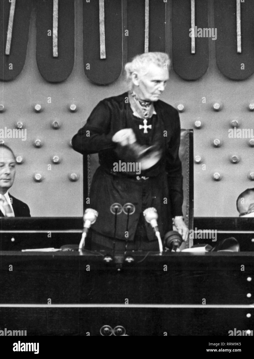 Lüders, Marie Elisabeth, 25.6.1878 - 23.3.1966, homme politique allemand (FDP), Mère de la Chambre du Parlement fédéral 1953 - 1961, demi-longueur, ouverture de la deuxième législature fédérale, Bonn, 7.10.1953, Additional-Rights Clearance-Info-Not-Available- Banque D'Images
