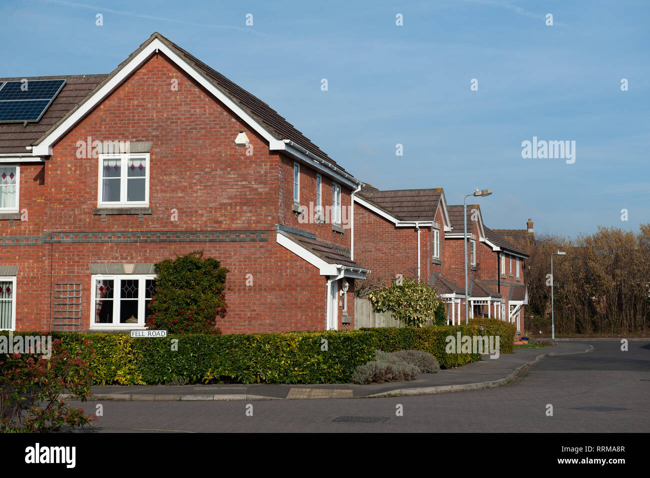La route a diminué, d'une route tranquille sur un lotissement à Westbury, Wiltshire, Royaume-Uni. Banque D'Images