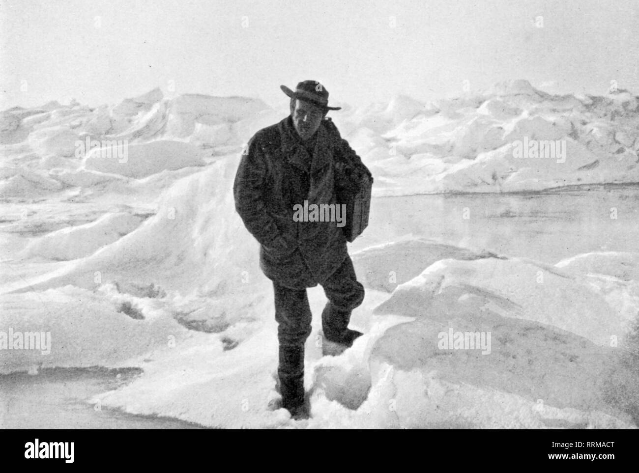 Fridtjof Nansen, 10.10.1861 - 13.5.1930, l'explorateur de l'Arctique norvégien, pleine longueur, en promenade au cours de l'expédition Fram, 6.7.1894, de : Fridtjof Nansen, 'In Nacht und Eis", volume I, Leipzig, 1897, Additional-Rights Clearance-Info-Not-Available- Banque D'Images