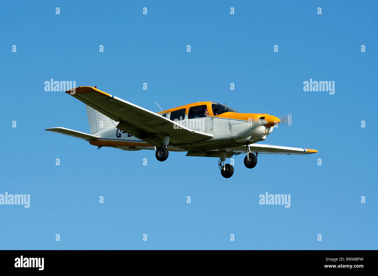 Piper PA-28-181 Cherokee Archer II à Wellesbourne Airfield, Warwickshire, UK (G-BFDI) Banque D'Images