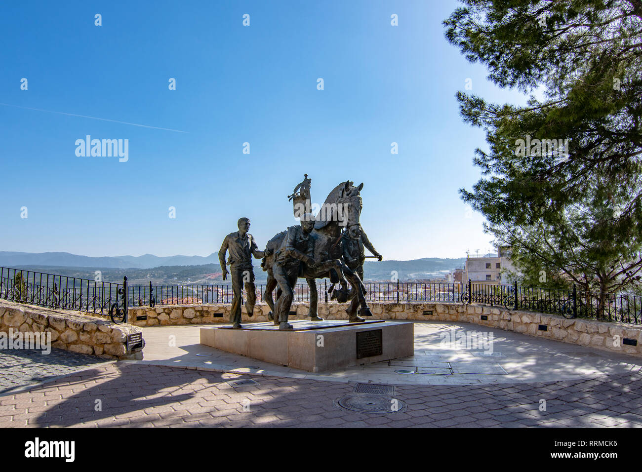 Caravaca de la Cruz, Murcia, Espagne ; Février 2017 : Avis de Monument Caballos del Vino sur la pente du château dans la villade Caravaca de la Cruz dans Banque D'Images