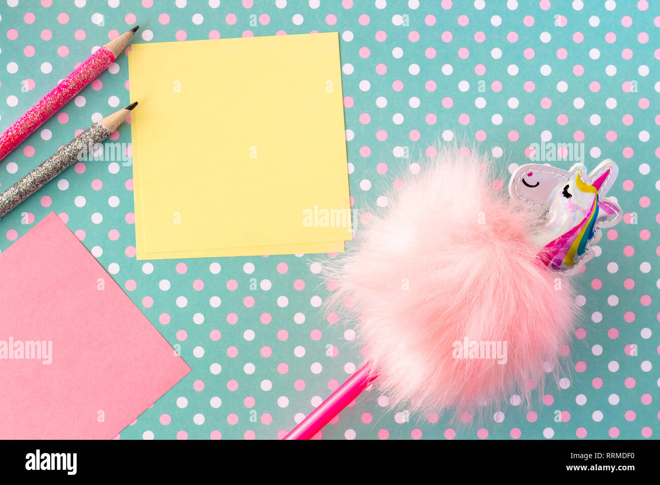 Drole De Couleur Crayons Avec Bloc Notes Sur Fond Vert En Pointilles Photo Stock Alamy