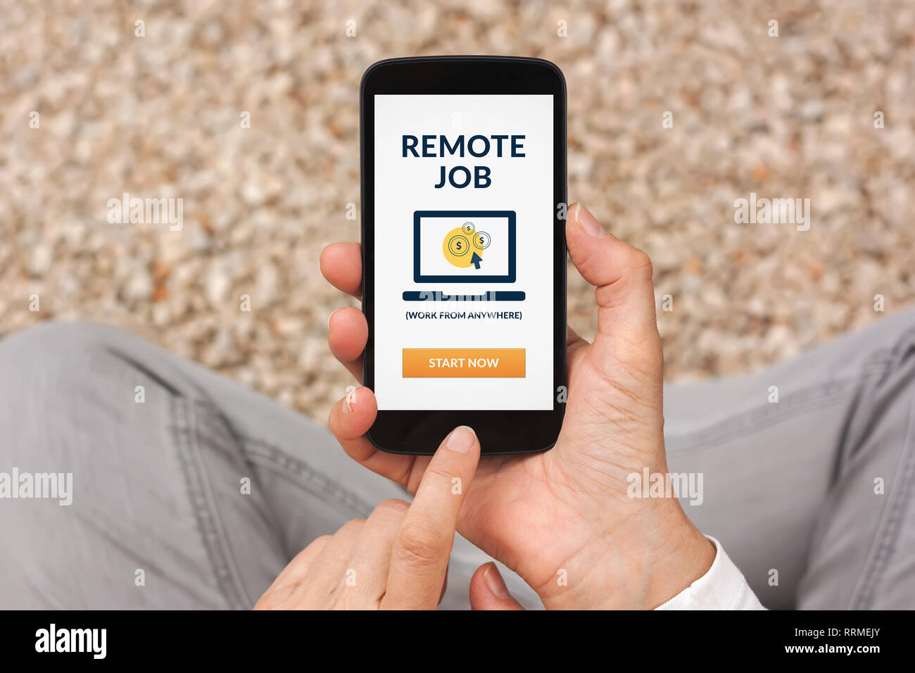 Hands holding smart phone avec remote job concept à l'écran. Tous les contenu de l'écran est conçu par moi. Mise à plat Banque D'Images